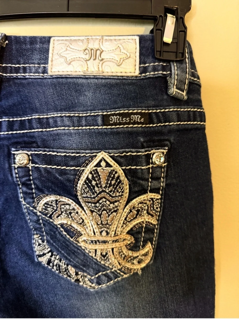 Gorgeous Miss Me Mid-Rise Easy Skinny Jeans With Embellished Pockets 31” Inseam